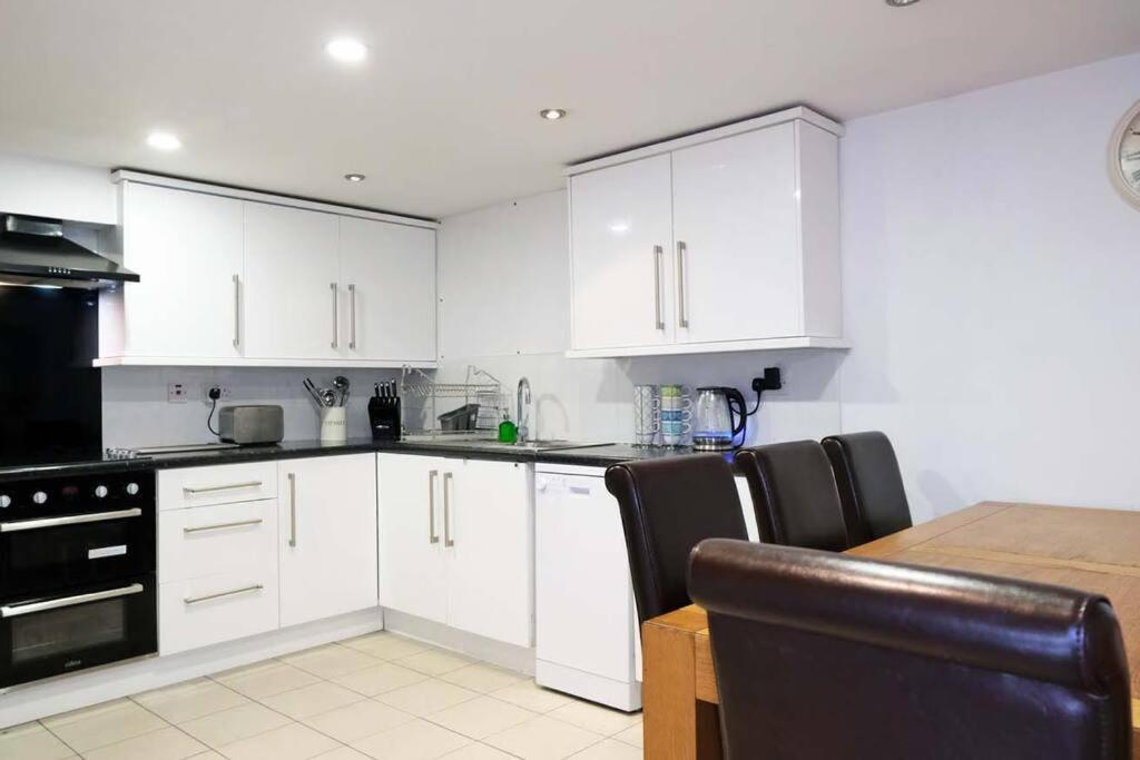 Seymour Townhouse By Serviced Living Liverpool Exterior foto